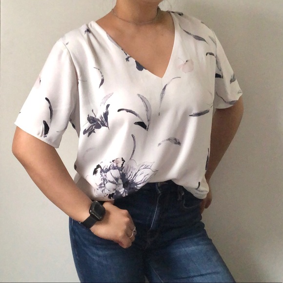 White Floral Short-Sleeved V-Neck Blouse - Picture 2 of 7